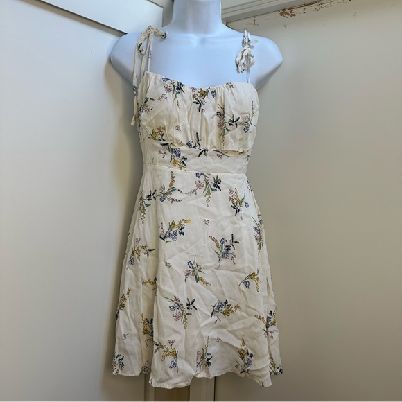 Lulus Dresses & Skirts - Lulus Floral Cream Dress with open back and tie straps